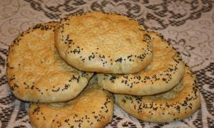 Usbekisches Fladenbrot: ein Rezept im Ofen zum Luftbacken in Milch
