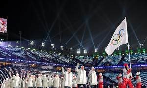 Olympia in Rio: „Verwundetes“ russisches Team, halbnackte Schauspieler und Tränengas-Weißrussen werden bei den Olympischen Spielen die russische Flagge tragen