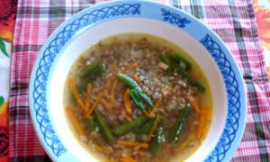 हरी बीन्स के साथ एक प्रकार का अनाज का सूप एक प्रकार का अनाज सूप की मुख्य सामग्री